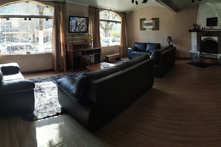 Lounge 14 of 16