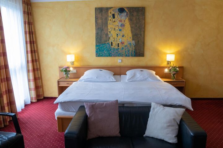 Room 8 of 43
