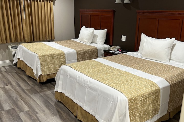 1 Queen Bed (4 of 16)