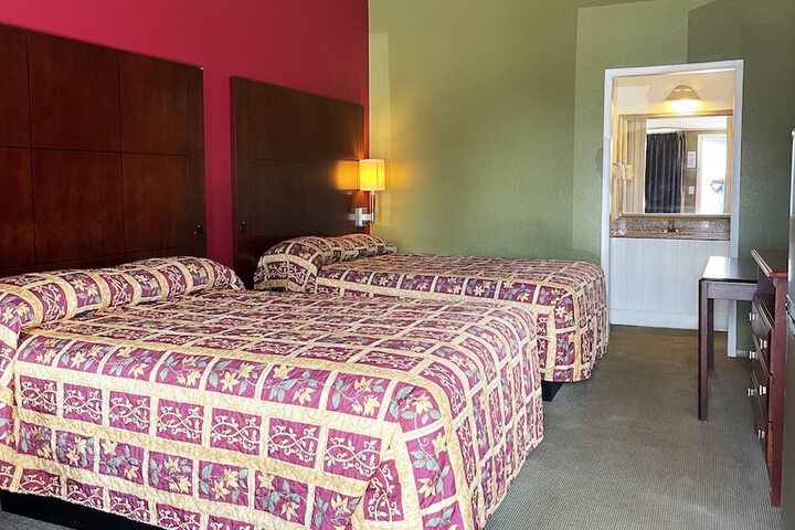 2 Double Beds (3 of 7)