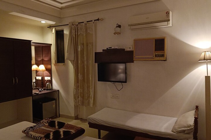 Room 6 of 12