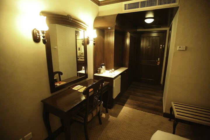 Room 28 of 63