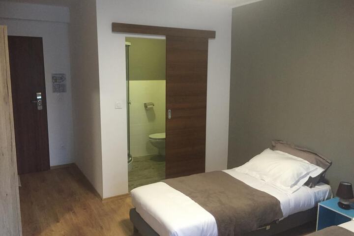 Room 7 of 25