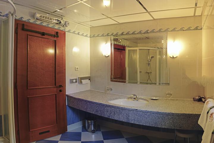 Room 28 of 71