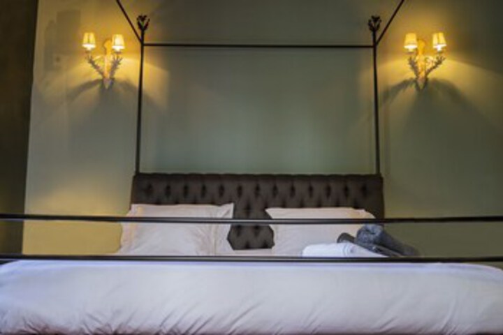 Room 26 of 65