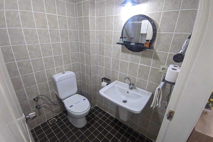 Room 33 of 48