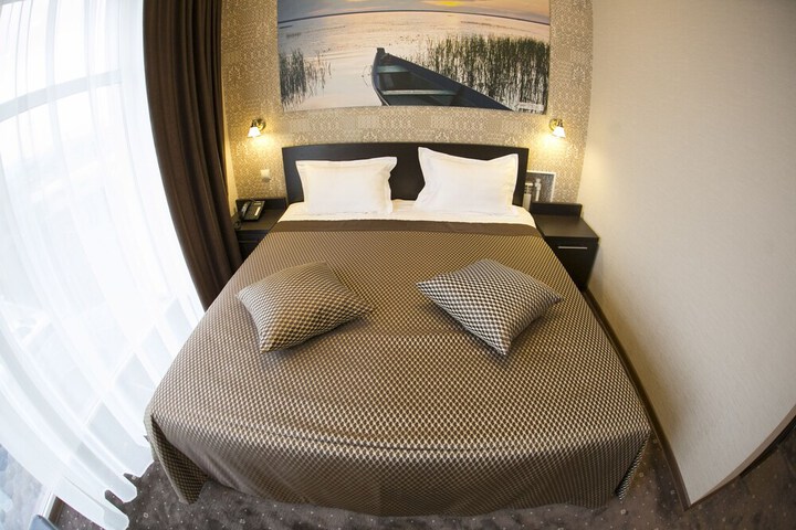 Room 11 of 28