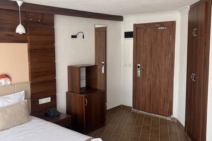 Room 6 of 40