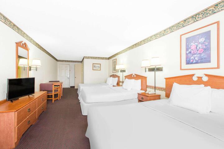 1 King Bed (6 of 8)