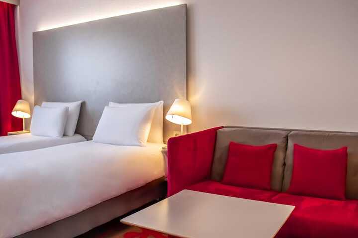 Room 9 of 82