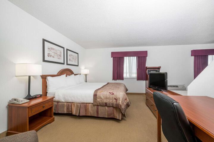 1 King Bed (2 of 10)