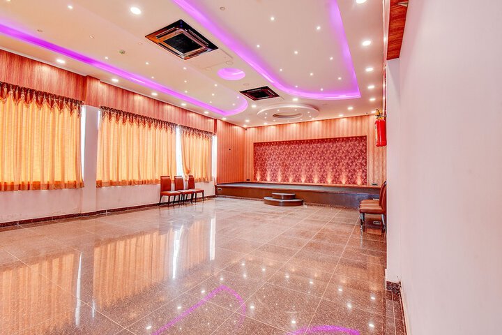 Ballroom/Hall 31 of 33