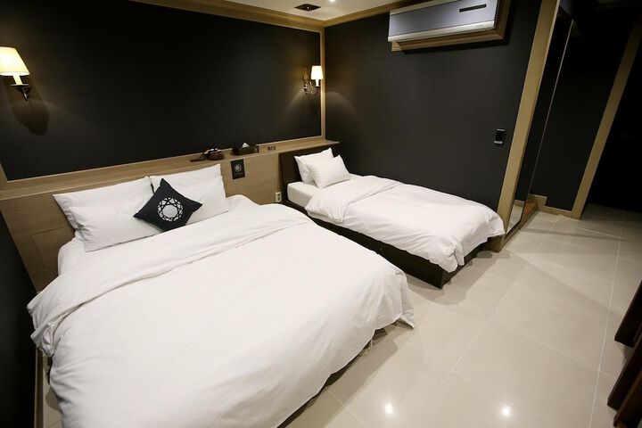 Room 6 of 60