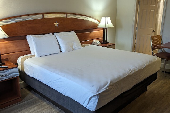 Deluxe King Bed (10 of 12)
