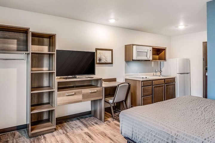 1 Queen Bed (7 of 20)