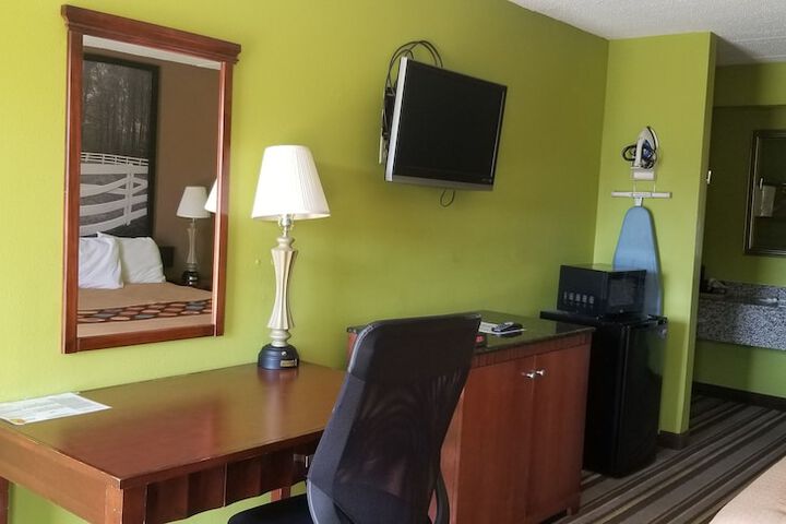 Standard Room, King or Two Doubles (4 of 12)