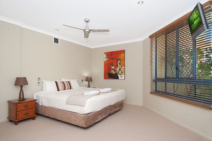 Room 6 of 200