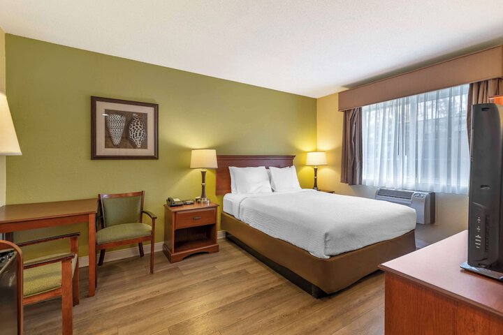 1 Queen Bed High Speed Internet Accessible Refrigerator, Coffee Maker Iron and Ironing B (3 of 16)