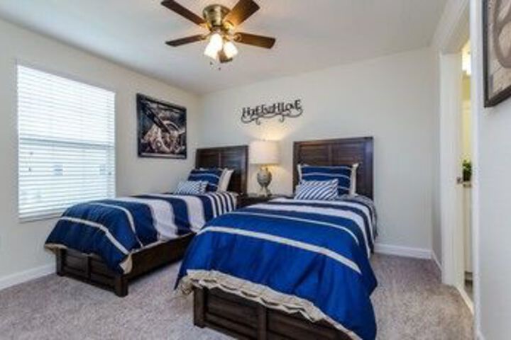 Room 11 of 32