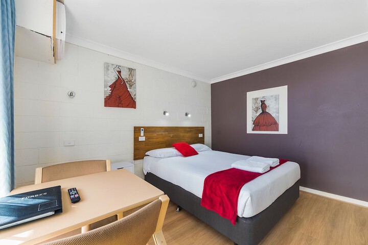 Room 32 of 76