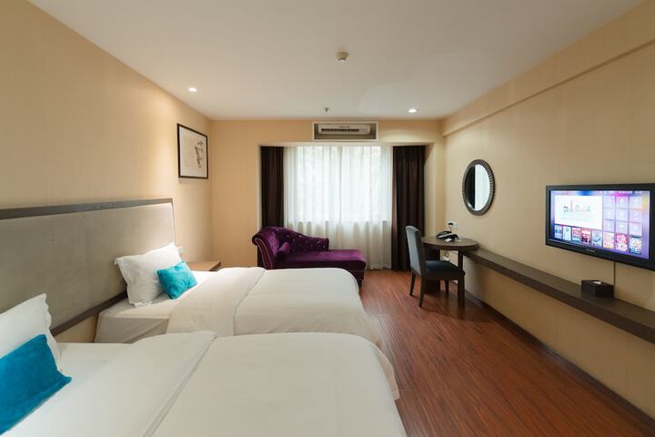 Room 11 of 24