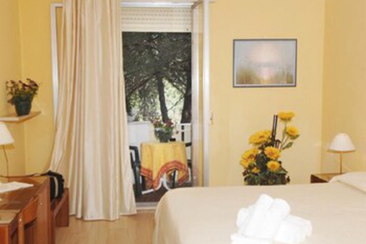 Room 8 of 12
