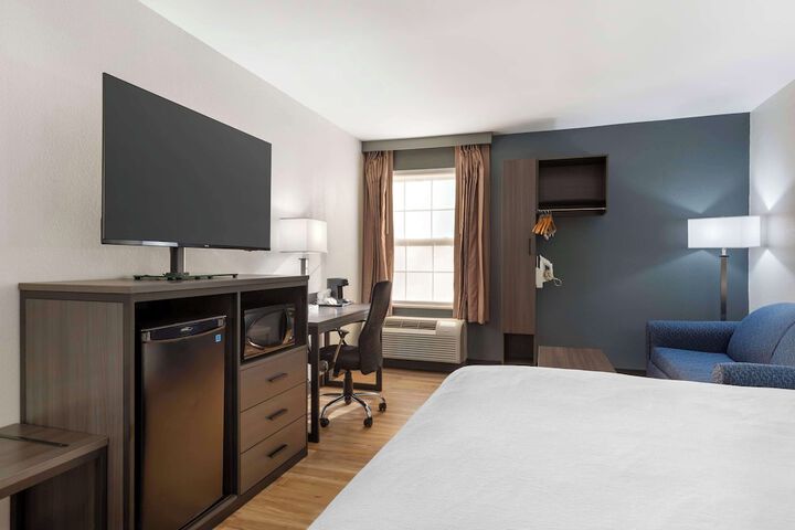 1 King Accessible Comm Assist Bathtub Microwave, Refrigerator WiFi Full Breakfast (12 of 19)