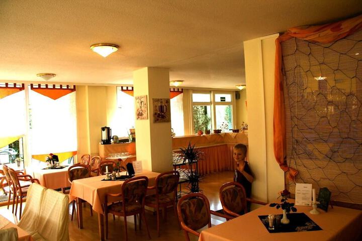 Dining 10 of 18