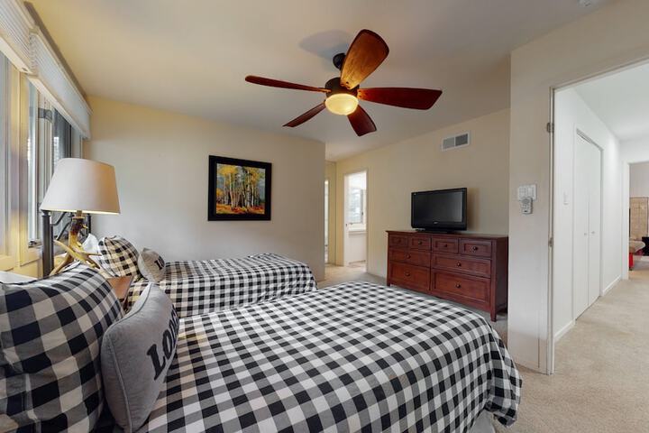 Room 2 of 136