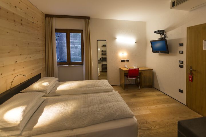 Room 6 of 95