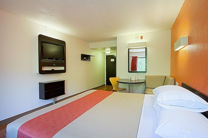 1 King Bed (4 of 4)