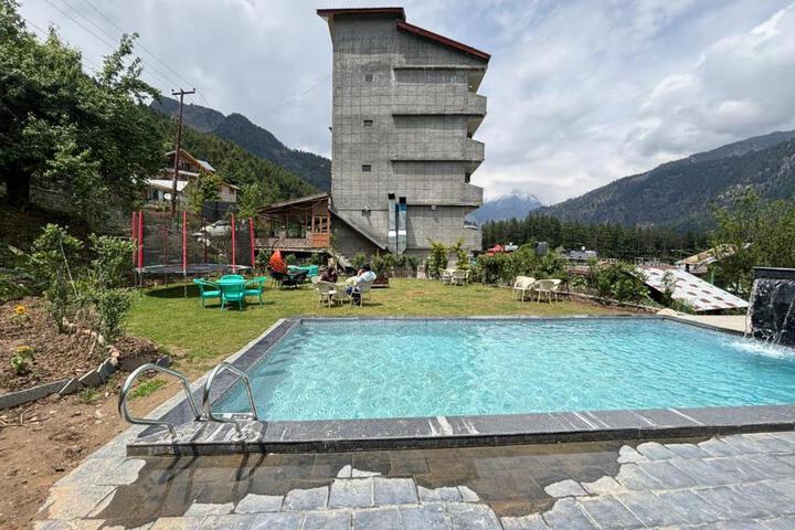 Hotel Old Smugglers with Balcony mountain view AC Hot and Cold Near to Hadimba Temple