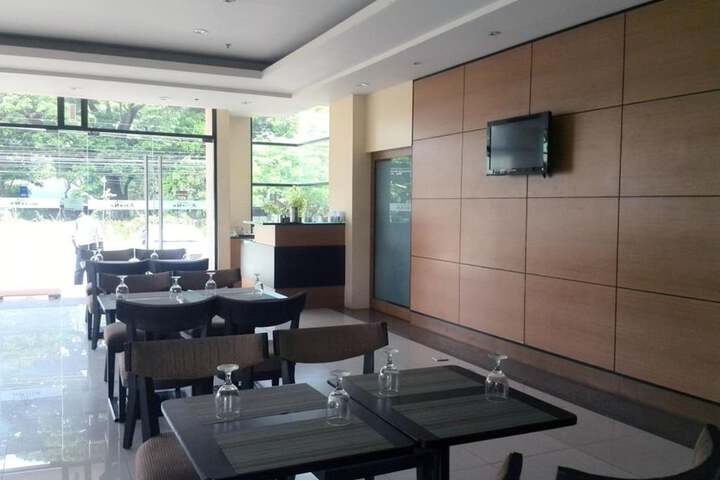 Dining 8 of 15