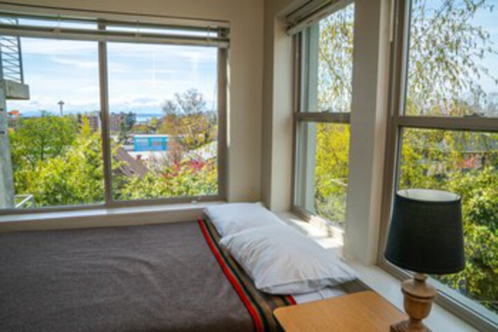 Room 9 of 16