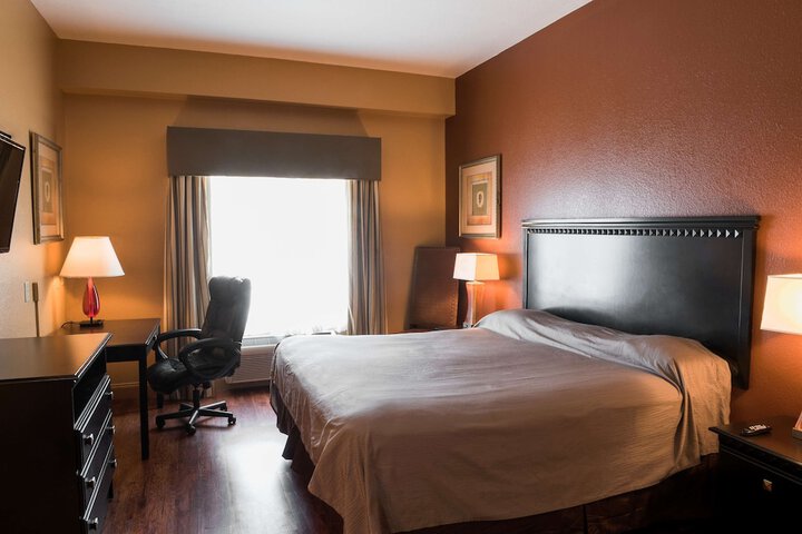 1 King Bed (5 of 6)