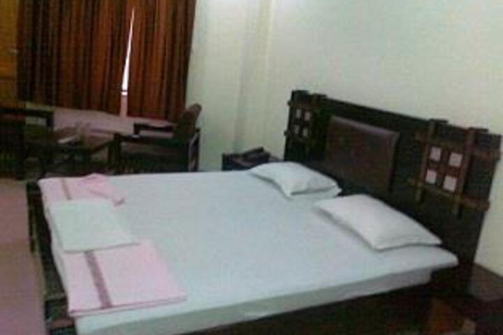 OYO 9848 Hotel Dev Palace