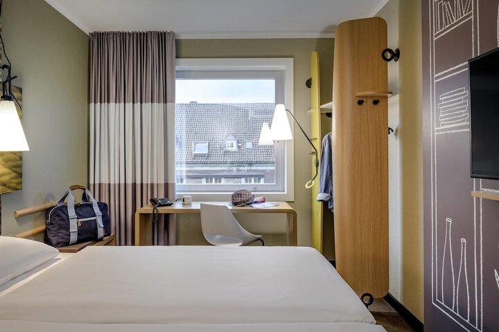 Room 8 of 27
