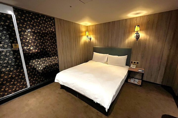 Room 17 of 36
