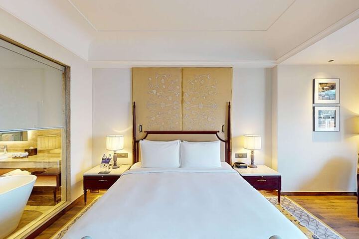 Room 44 of 191
