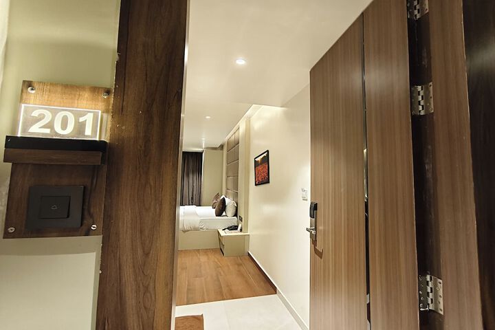 Room 33 of 90