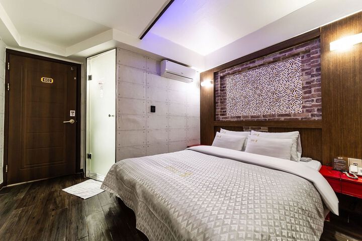 Room 14 of 37