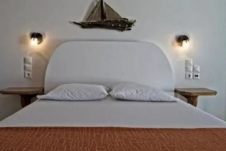 Room 4 of 8