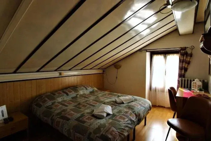 Room 5 of 12