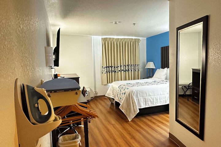 1 Queen Bed (3 of 17)