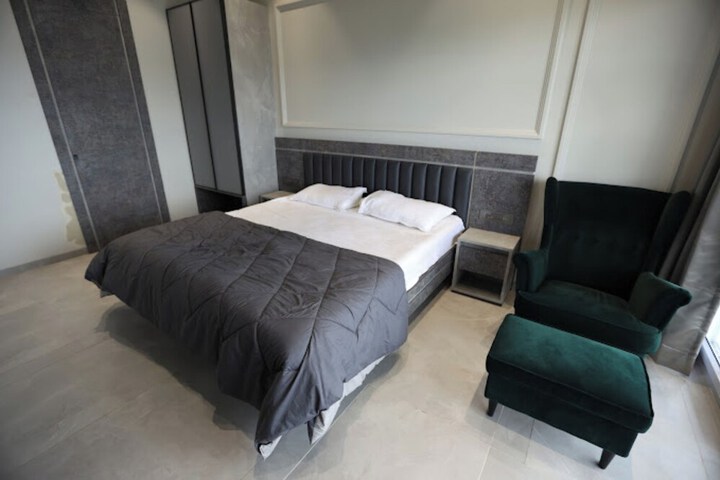 Room 10 of 48