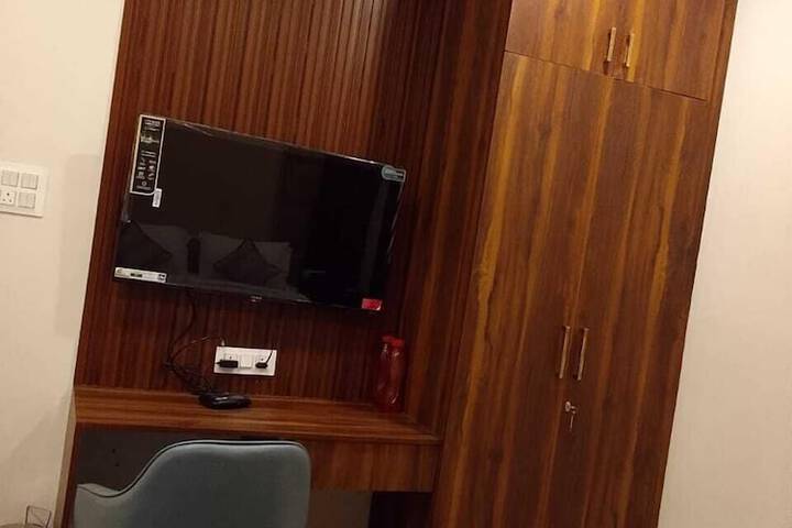 Room 3 of 10