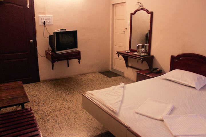 Room 7 of 33