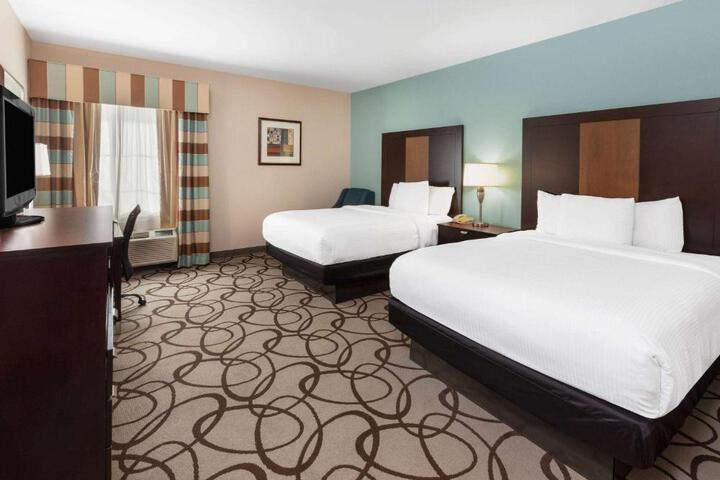 2 Queen Beds Lake Pool View (2 of 10)