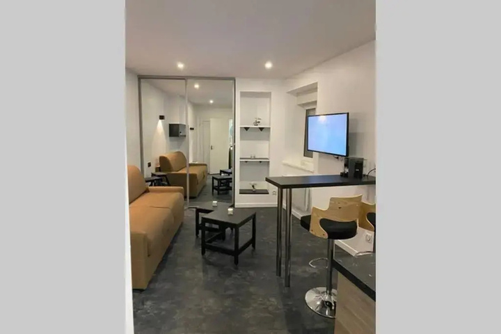 Room 5 of 10