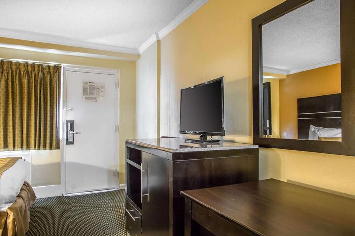 2 Double Beds Private Bathroom (9 of 14)